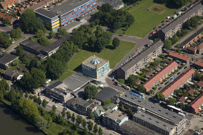 802565 Luchtfoto van de Abi Bakr Issiddik moskee (Berlagestraat 100) te Utrecht, uit het zuiden.